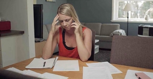 Picture of Silje Marie Strandberg at home making a phone call